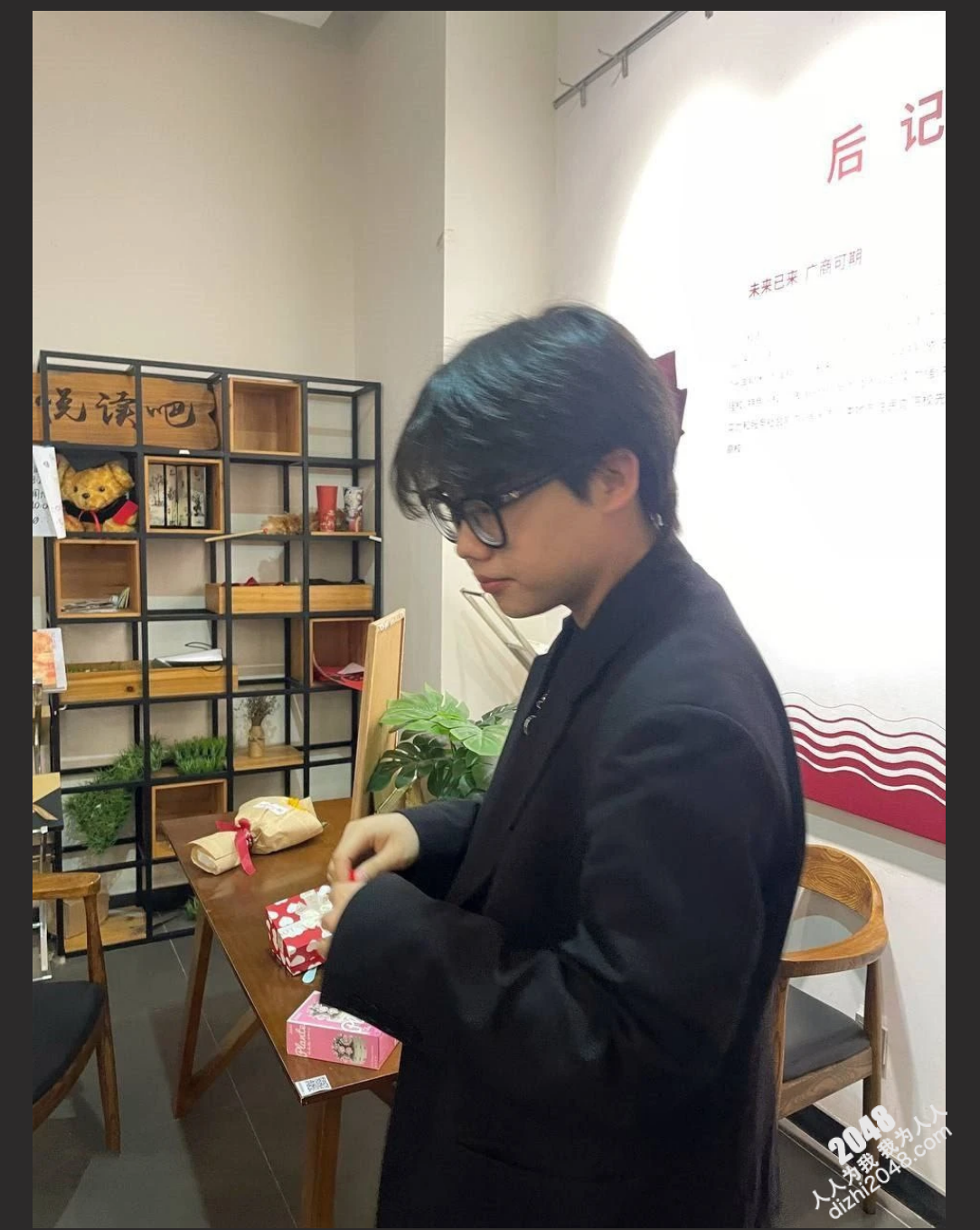 广州美术学院孙韵婷和男友性爱自拍 跪趴在镜子前被四眼男友后入猛操淫穴
