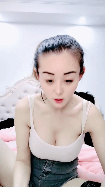 巨乳淫荡少妇!居家激情操逼!按着脑袋吃屌,骑乘位操的奶子晃动