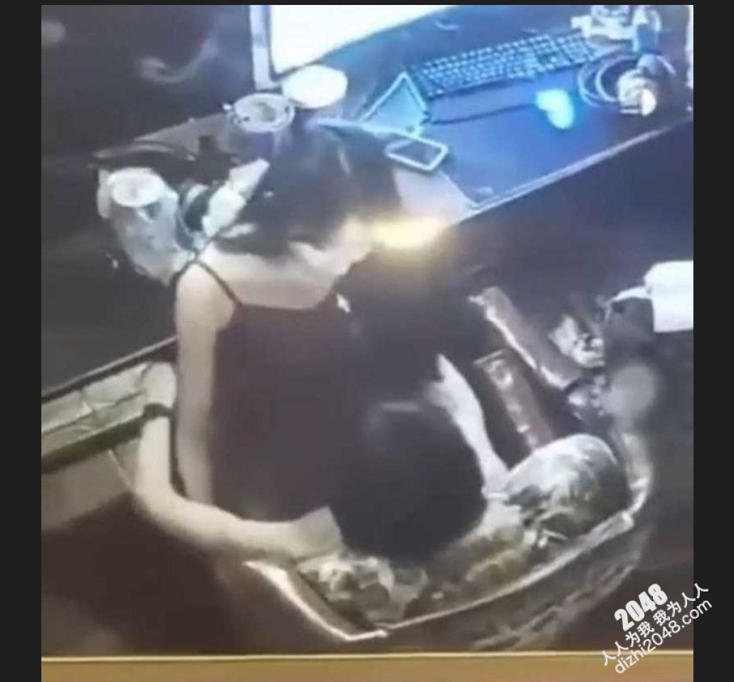 ⚫️⚫️逆天小情侣网吧做爱还挑衅网管 这嚣张跋扈的态度必须让她在网上爆火!