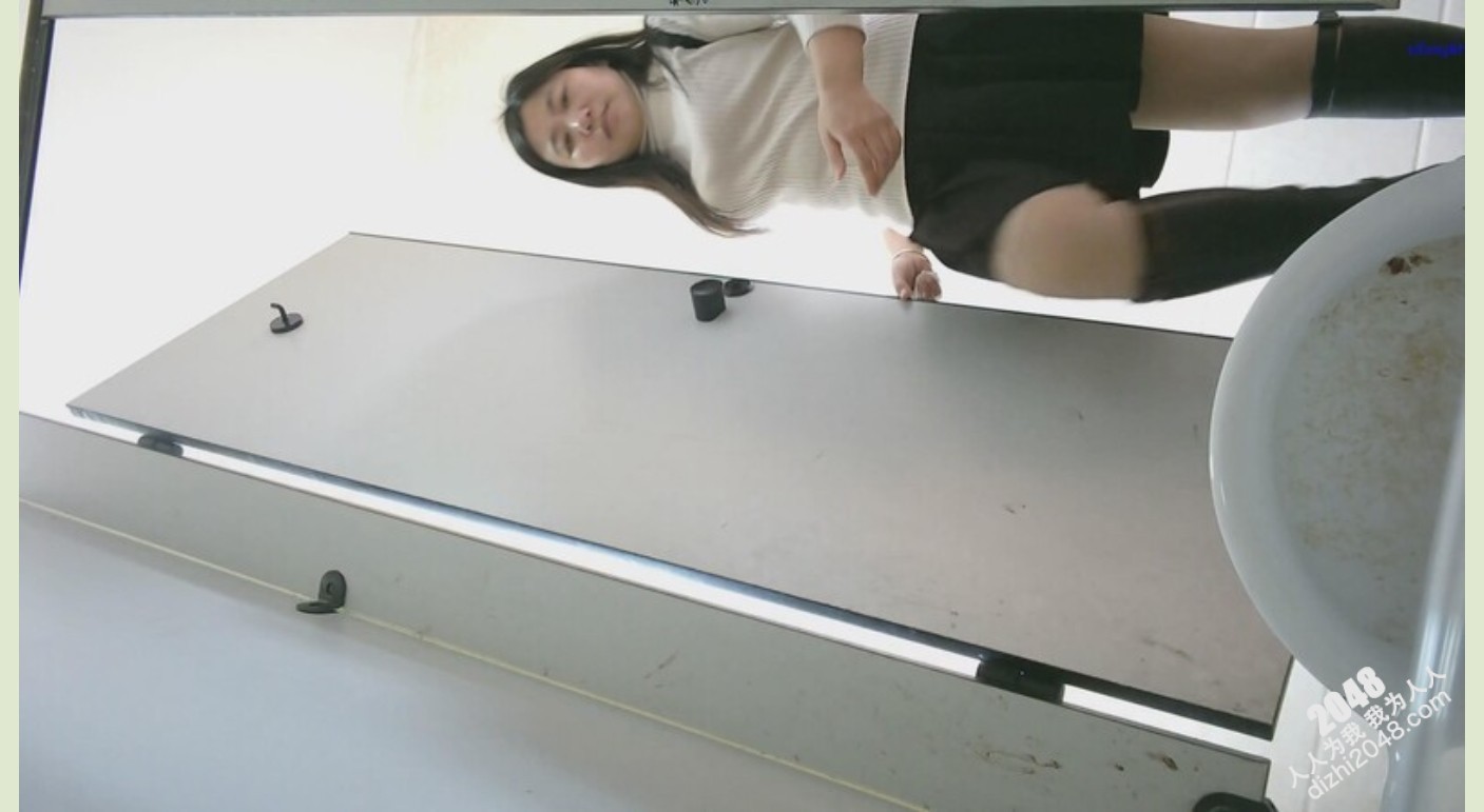 商场女厕全景偷拍丰腴少妇B里流出一条长长的白带疑似似是被刚内射过的精液