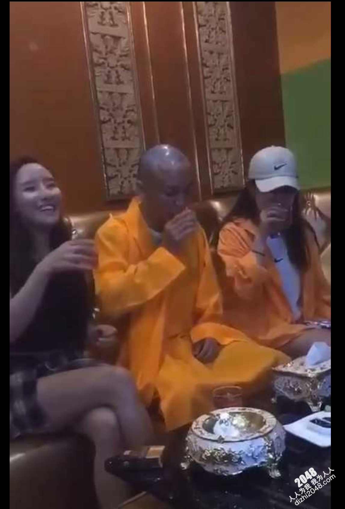 ⚫️⚫️老纳法号空虚 只有ktv的嫩妹才能医治 这并没有违背佛主的大义 吾乃普渡众生!