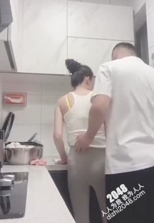 [MP4]大哥在房间休息 我在厨房里面操嫂子