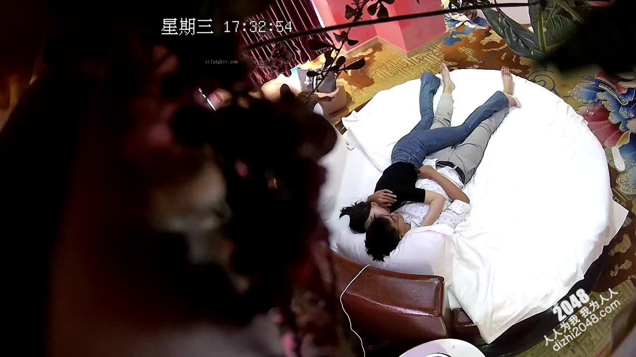 [MP4/ 524M] 酒店情趣圆床偷拍牛仔裤气质美女下班和单位部门主管开房主动拔下领导的裤子骑坐屌上