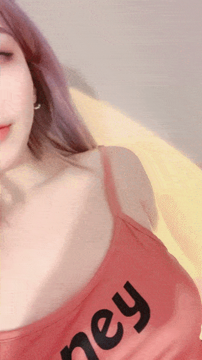 無敵粉穴網紅女神！白嫩美乳超柔軟！揉搓嫩穴洞口磨蹭，爽的的流出淫水
