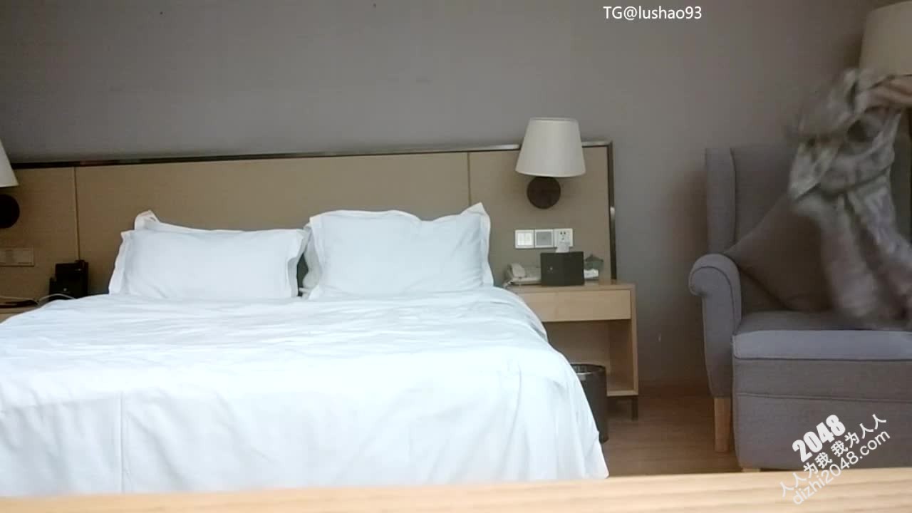 [MP4/ 1.06G] 眼镜哥酒店重金约炮纹身小美女刚亲完她的B再去亲她嘴死活不让