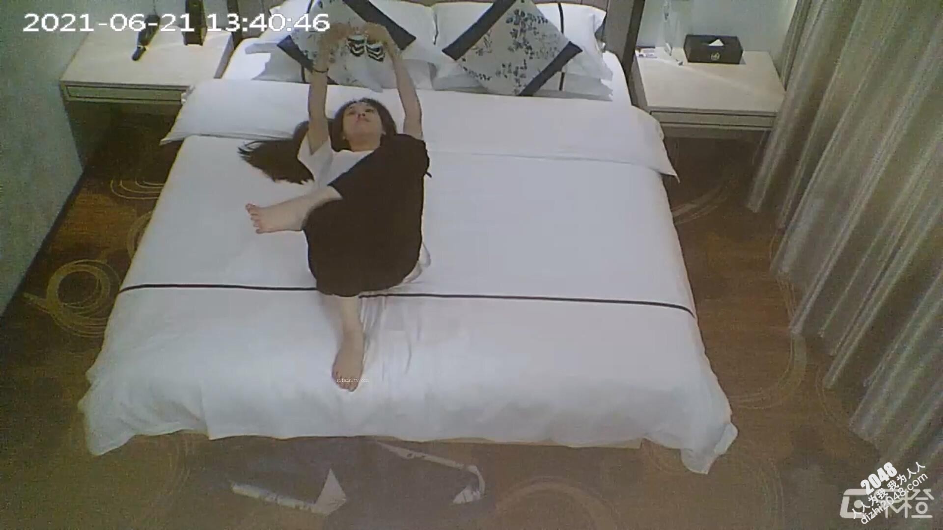 6-21经典酒店偷拍 学舞蹈的女友穿上黑丝口交求爱,谁能受得了,各种高难度姿势
