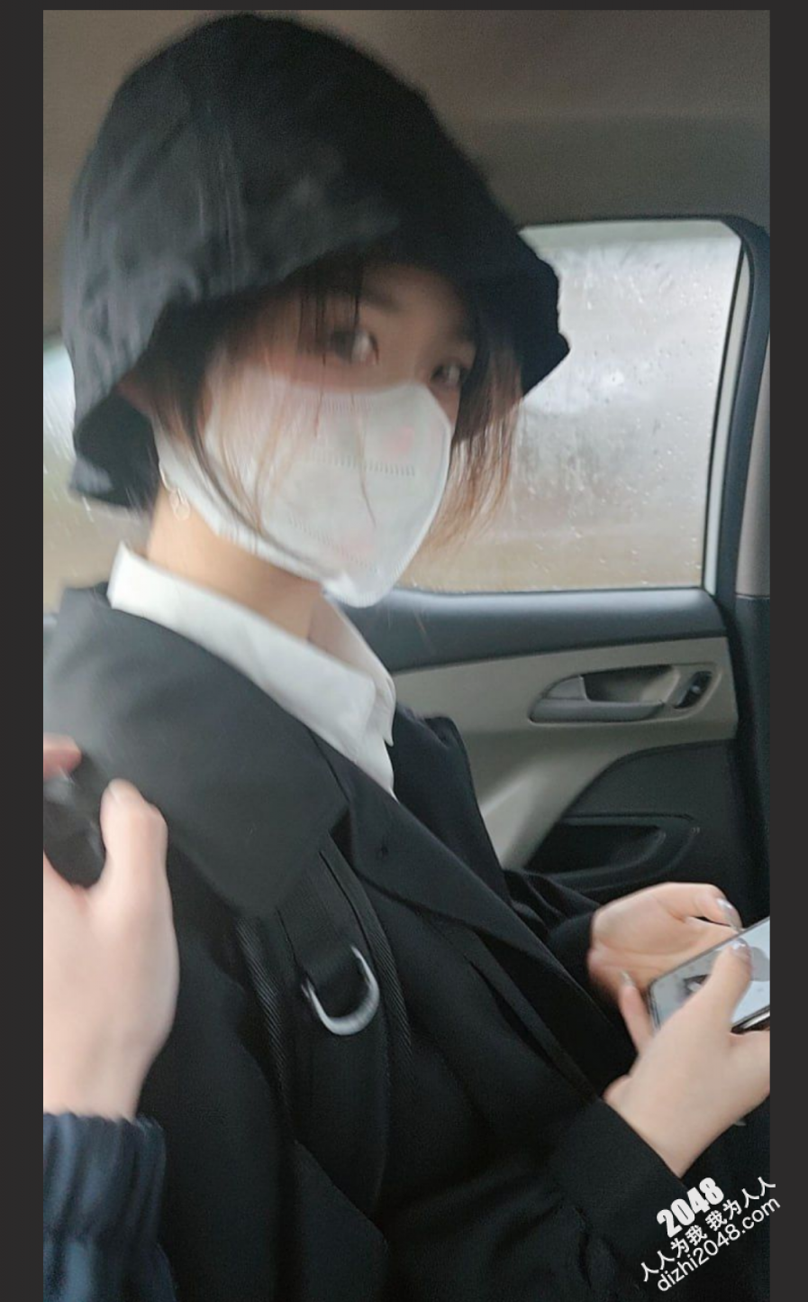 可爱学妹掀开衣服露胸吐舌 含龟头口交的技术一级棒 小小年纪就如此骚贱