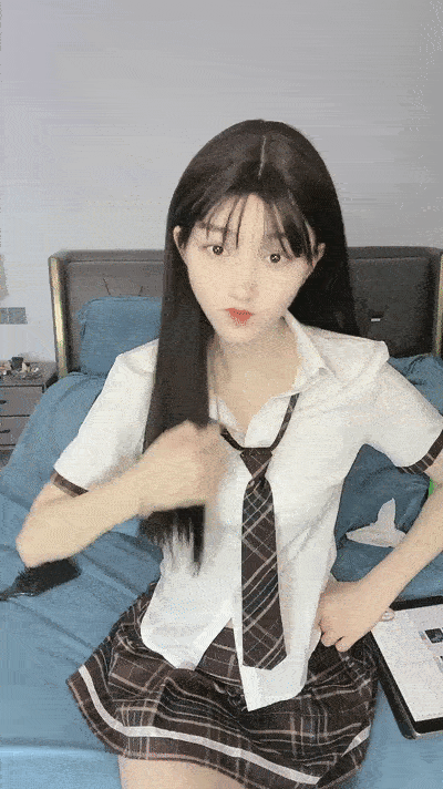 極品尤物!清純美少女!新花樣胖大叔玩穴,清洗器逼裏灌水