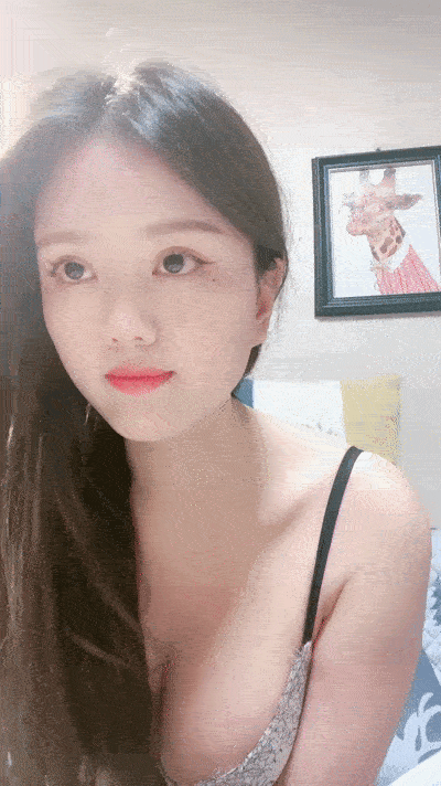 极品颜值美女小鱼干！外表甜美骚的很！按摩器震无毛嫩穴