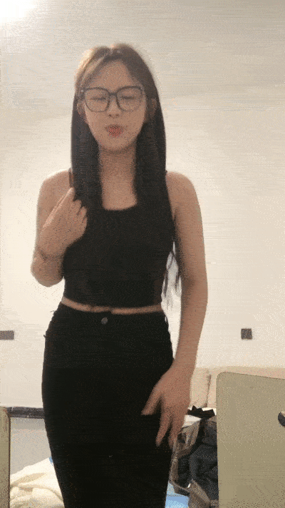 乖巧00後眼鏡嫩妹！給大家跳個舞！扭腰擺臀活力，脫光光大屁股，特寫騷逼，還挺粉嫩