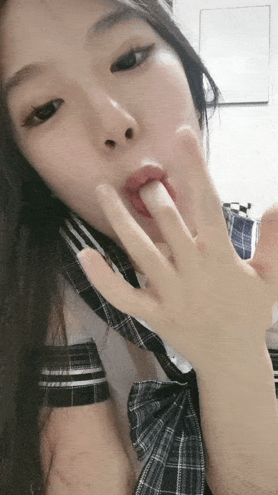 19极品尤物学生妹，黑框眼镜非常清纯，吸吮手指骚起来，肉感身材
