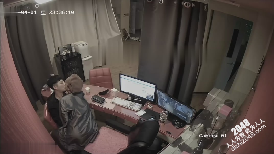 [MP4/1.19G]黑客破解网络摄像头偷拍 貌似小宾馆值班监控室值班人员在里面泡妞做爱