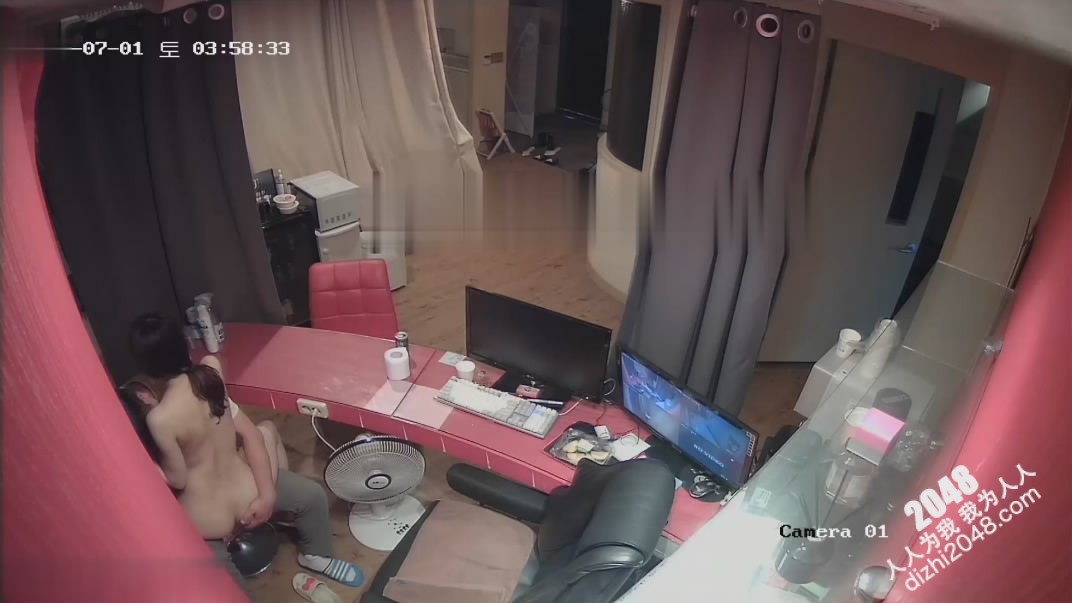 [MP4/1.19G]黑客破解网络摄像头偷拍 貌似小宾馆值班监控室值班人员在里面泡妞做爱