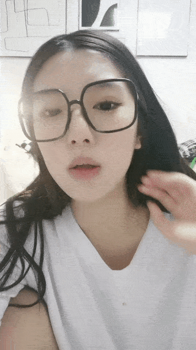 19极品尤物学生妹,黑框眼镜非常清纯,吸吮手指骚起来,肉感身材