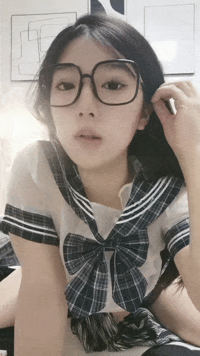 19极品尤物学生妹，黑框眼镜非常清纯，吸吮手指骚起来，肉感身材