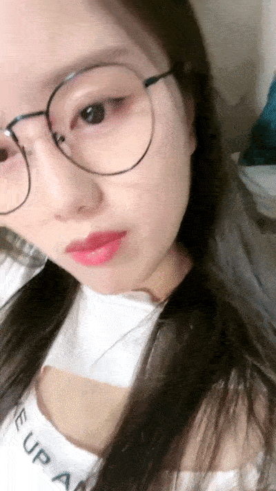 极品眼镜妹小鱼干！外表甜美骚的很！趴在桌子上舔逼，开档肉丝沙发上操