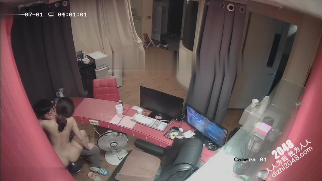 [MP4/1.19G]黑客破解网络摄像头偷拍 貌似小宾馆值班监控室值班人员在里面泡妞做爱
