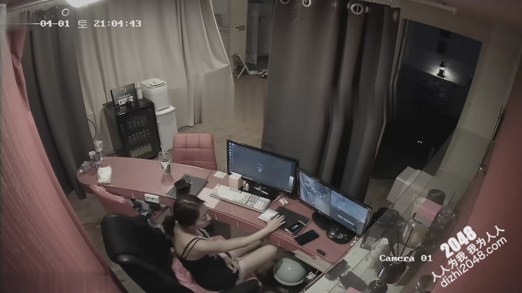 [MP4/1.19G]黑客破解网络摄像头偷拍 貌似小宾馆值班监控室值班人员在里面泡妞做爱