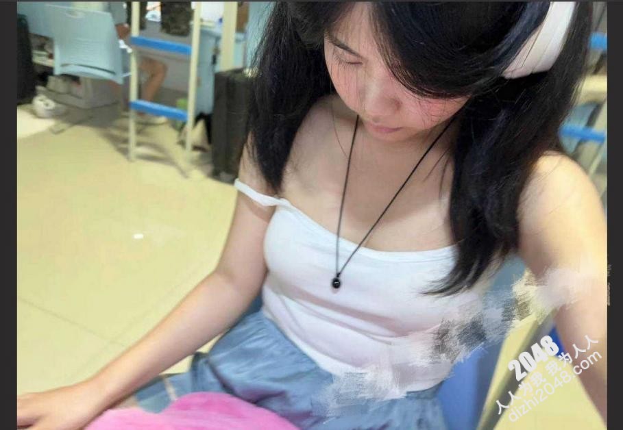 广西贵港职业学校反差女大学生宿舍露奶自慰淫荡气息拉满高潮!