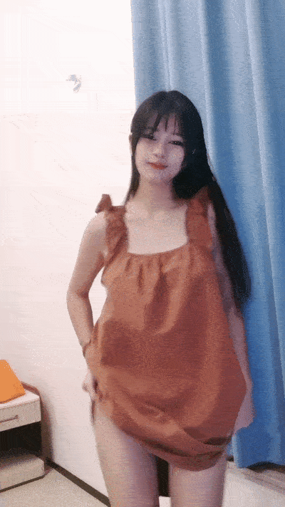 美乳小姐姐！活力十足全裸抖奶！黑白網襪，沙發上自慰，振動棒快速抽插