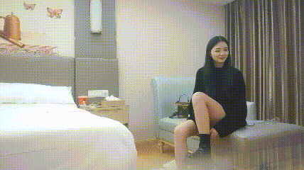 女王调教骚女！跪地摇摆屁股舔足！小皮鞭拍打，黑绳捆绑，穿戴道具后入美臀