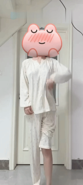 猎奇最近抖音超火的凤舞九天曲裸舞开关灯凤舞九天,网红桃柒酱被大哥真实私拍!