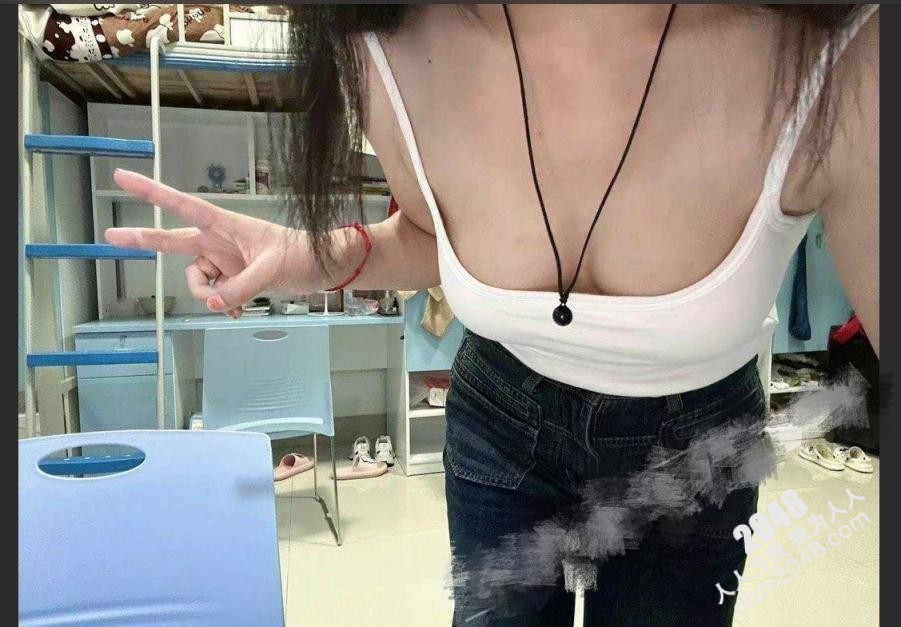广西贵港职业学校反差女大学生宿舍露奶自慰淫荡气息拉满高潮!