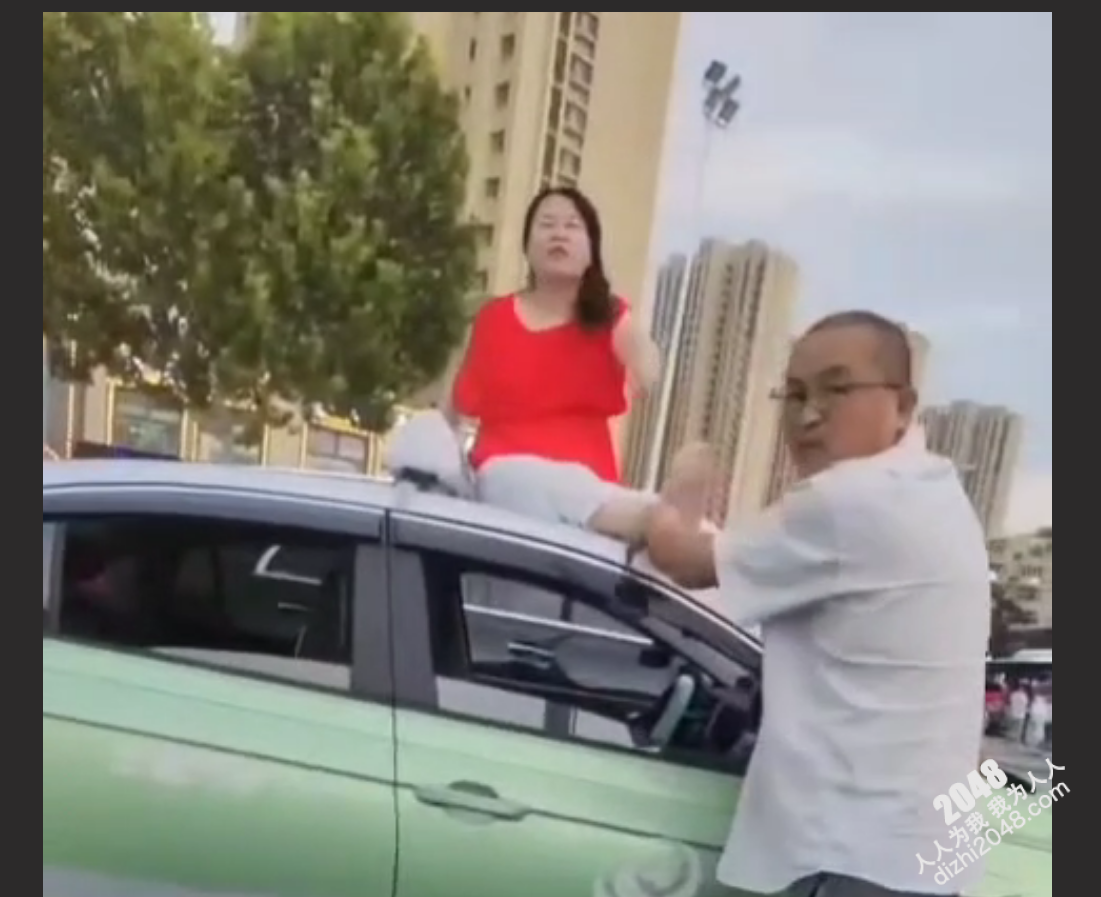 青岛出租车女子裸露事件 女子脱光了衣服爬上出租车后撒泼跳起了裸舞