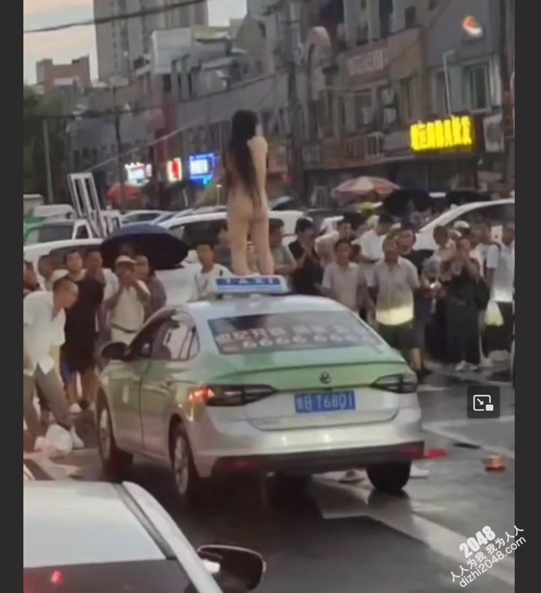 青岛出租车女子裸露事件 女子脱光了衣服爬上出租车后撒泼跳起了裸舞