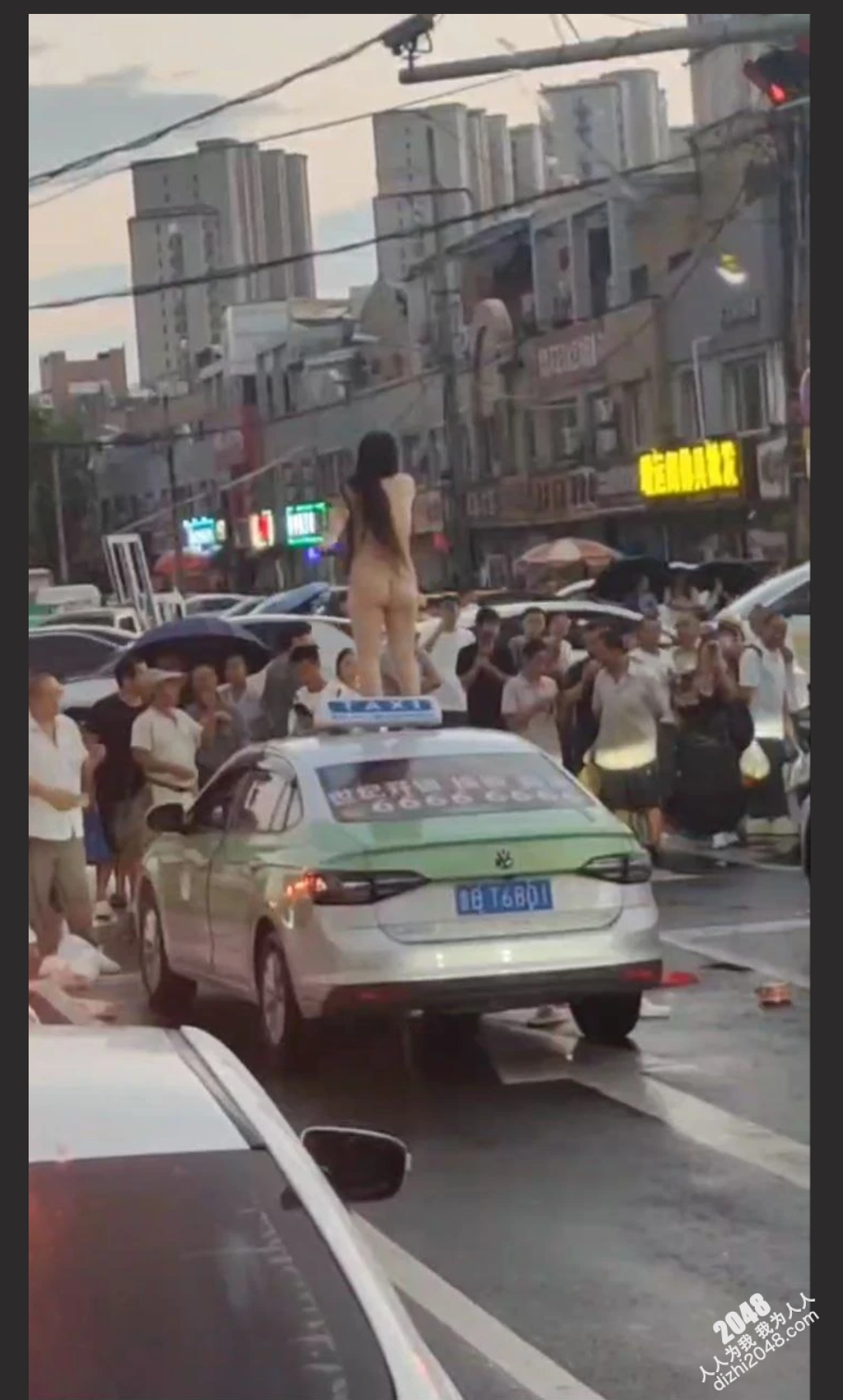 青岛出租车女子裸露事件 女子脱光了衣服爬上出租车后撒泼跳起了裸舞