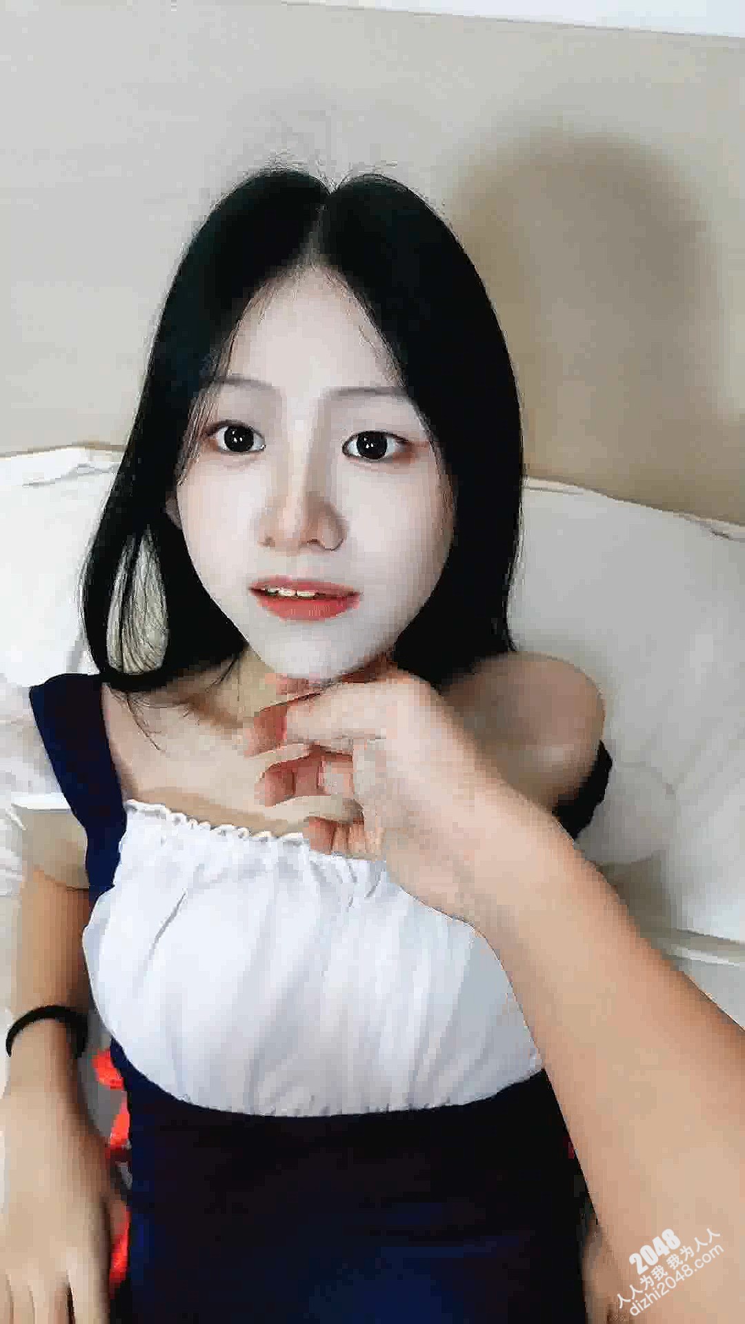 小蝴蝶會飛全程露臉大秀直播，全身性感的紋身跟狼友撩騷互動聽指揮