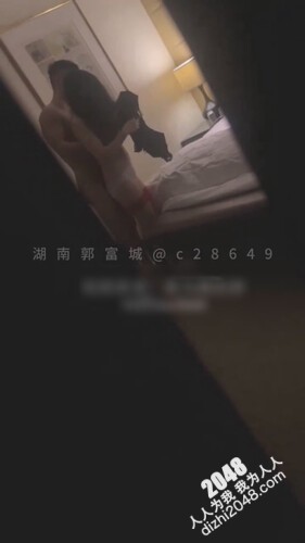 [MP4/1.6G]湖南郭富城獻美嬌妻邀肌肉男酒店各種體位粗暴抽插誘惑嬌喘／反差悶騷大學女生穿情趣制服勾引男友道具虐玩女上位瘋搖等 720p