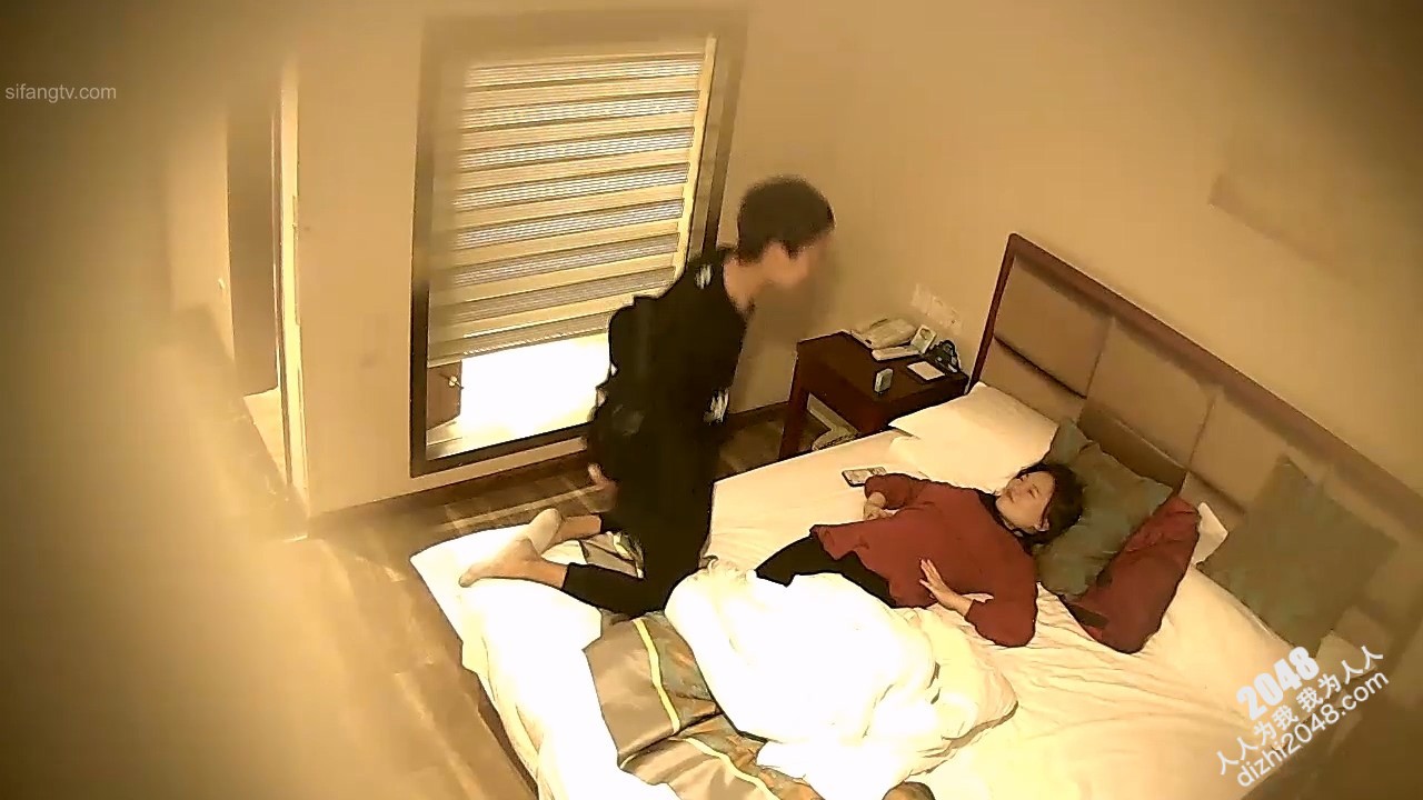 [MP4/1.09G]4-24经典酒店偷拍 风骚大奶妹子袜子都不脱就让男友操了，每一下都插的很深