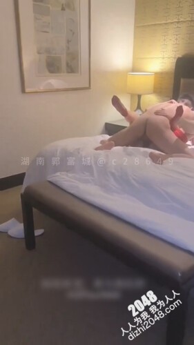 [MP4/1.6G]湖南郭富城獻美嬌妻邀肌肉男酒店各種體位粗暴抽插誘惑嬌喘／反差悶騷大學女生穿情趣制服勾引男友道具虐玩女上位瘋搖等 720p