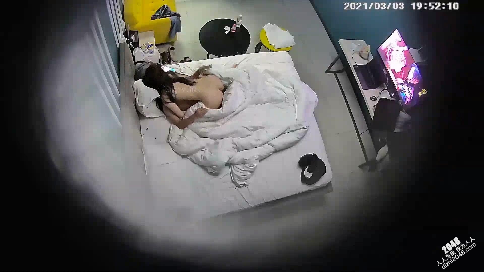 3-3经典酒店偷拍 男友用大屌鞭打正在口活的女友脸蛋,满满的调教欲