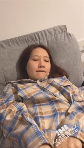[MP4/1.6G]湖南郭富城獻美嬌妻邀肌肉男酒店各種體位粗暴抽插誘惑嬌喘／反差悶騷大學女生穿情趣制服勾引男友道具虐玩女上位瘋搖等 720p
