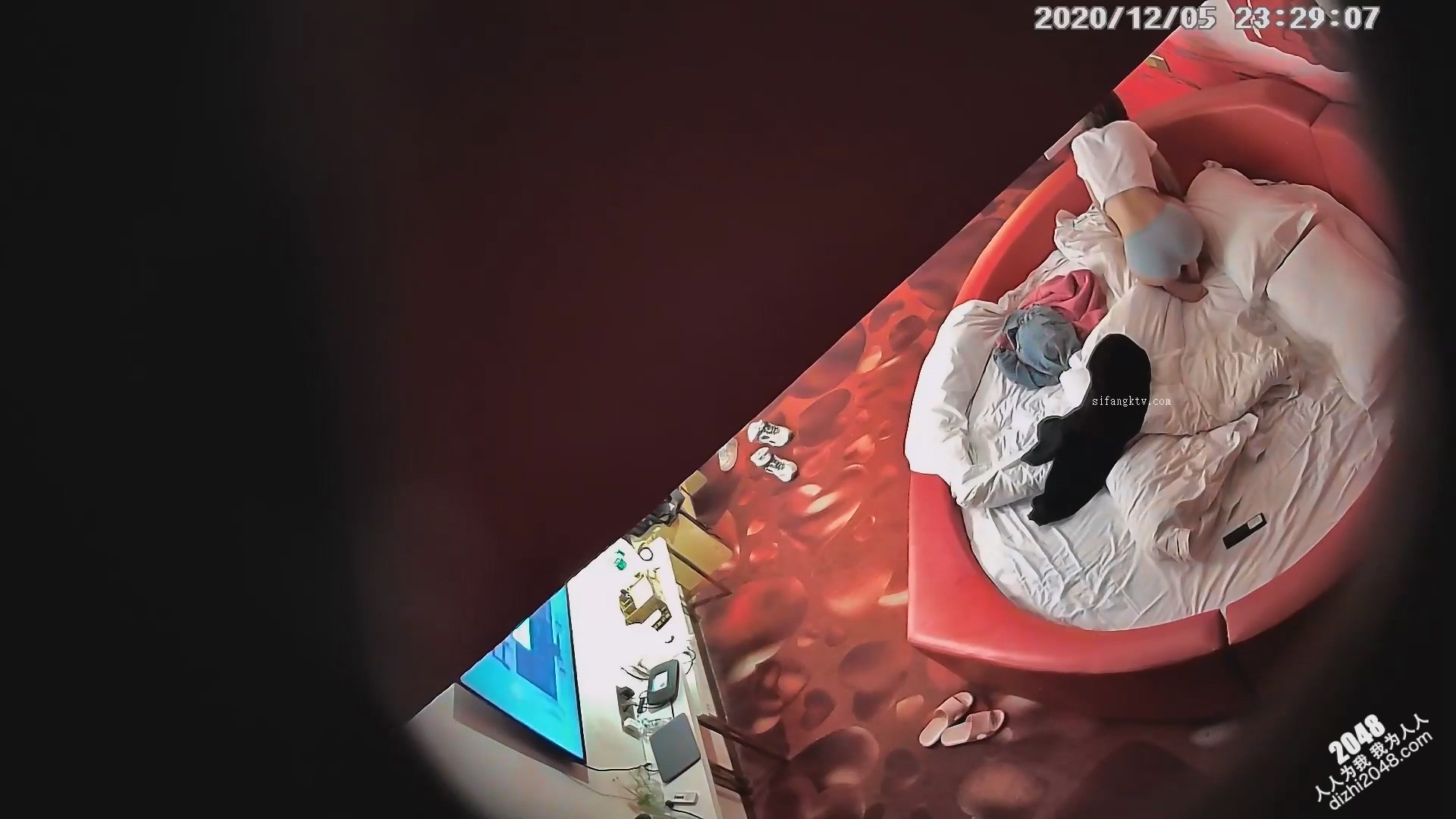 12-5经典酒店偷拍 学生情侣开房,大奶苗条女友做爱很害羞,应该是热恋期不久