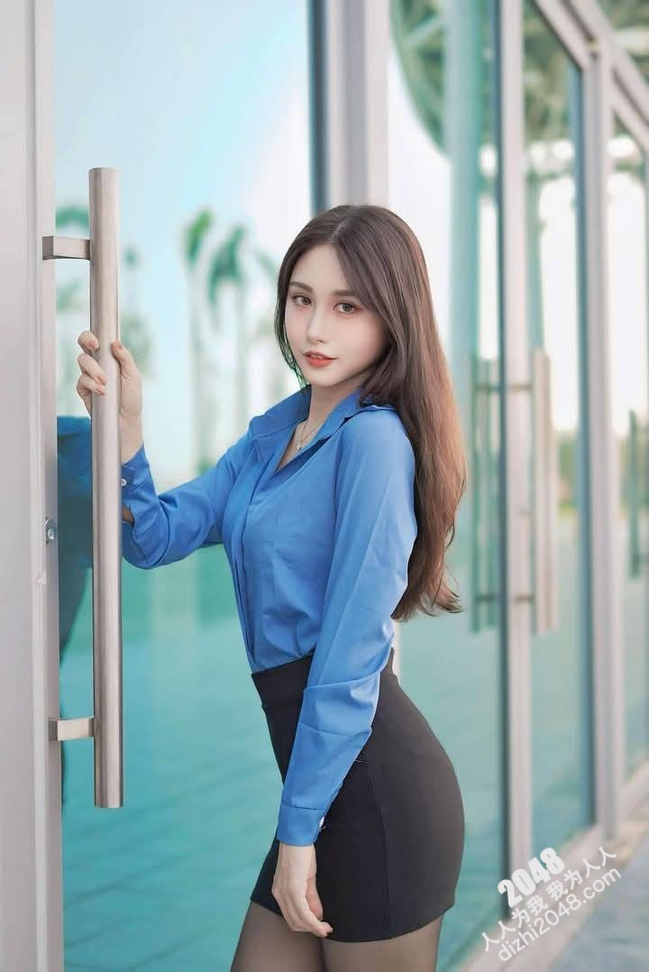 長髮美女翹臀 黑絲襪