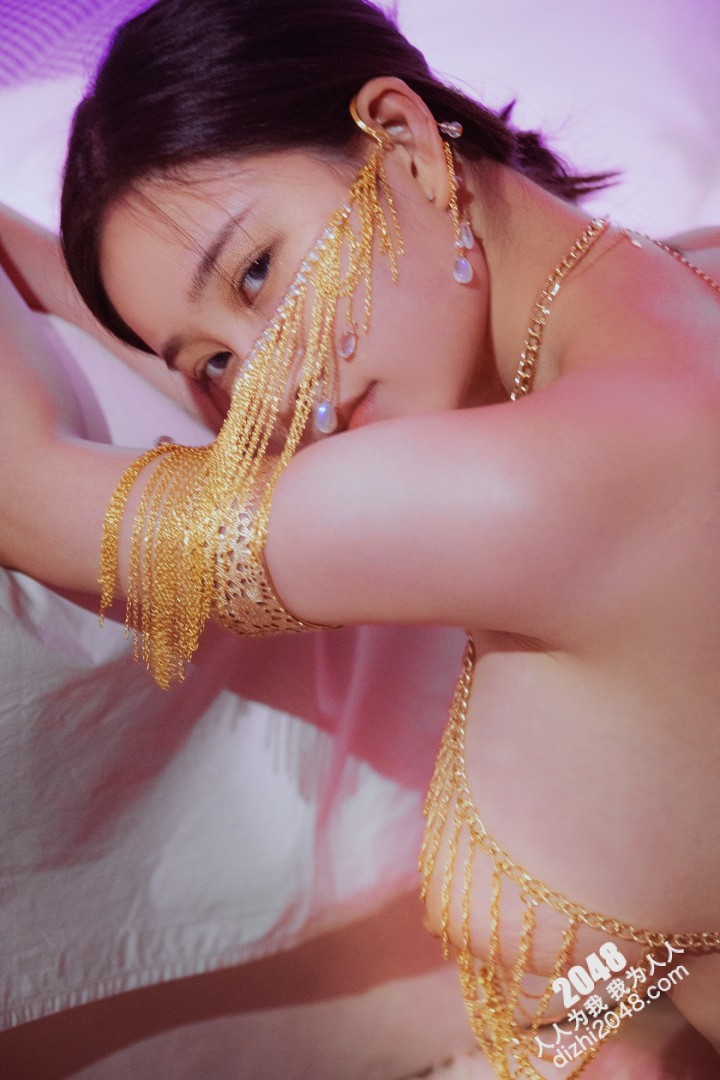 国模年年蕾丝内衣漏奶妖姬主题写真43P
