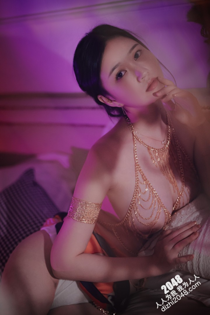 国模年年蕾丝内衣漏奶妖姬主题写真43P