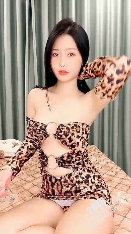喂不饱的小妖精全程露脸豹纹情趣诱惑跟狼友互动撩骚听指挥口交大鸡巴让小哥压在身下爆草蹂躏口爆吞精