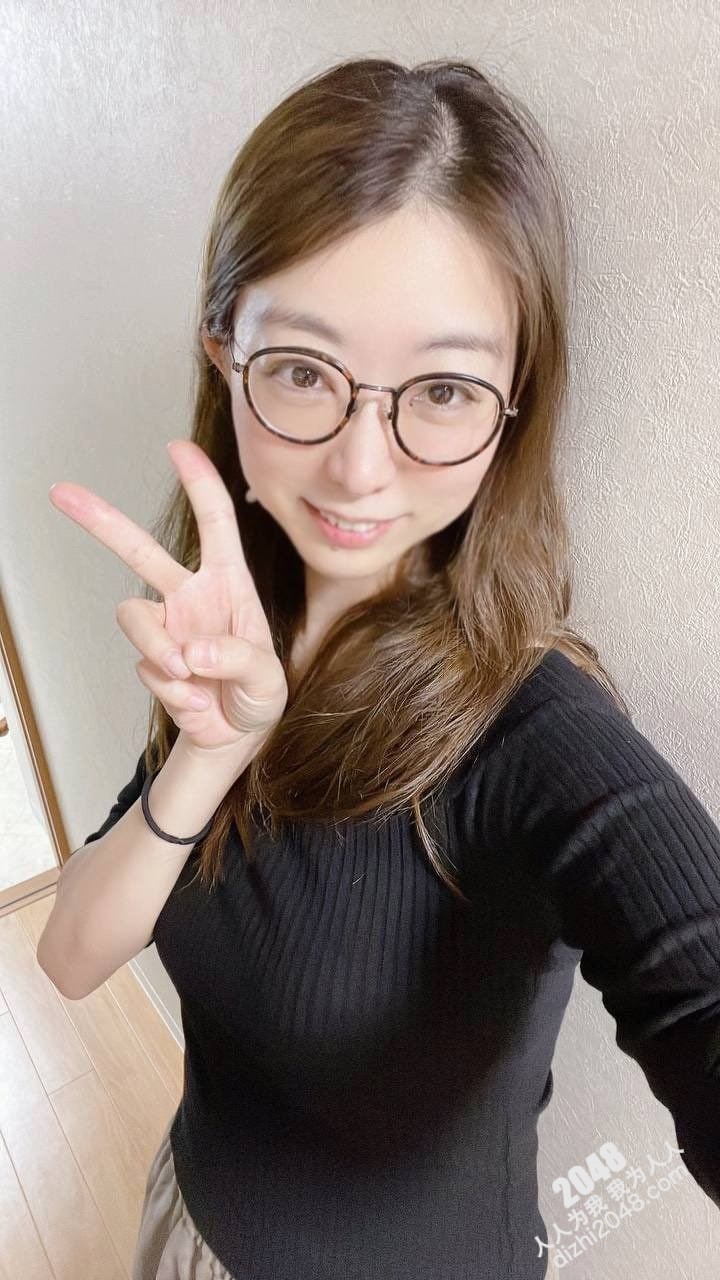眼鏡美女大膽露出私密處～好水唷  (10P)