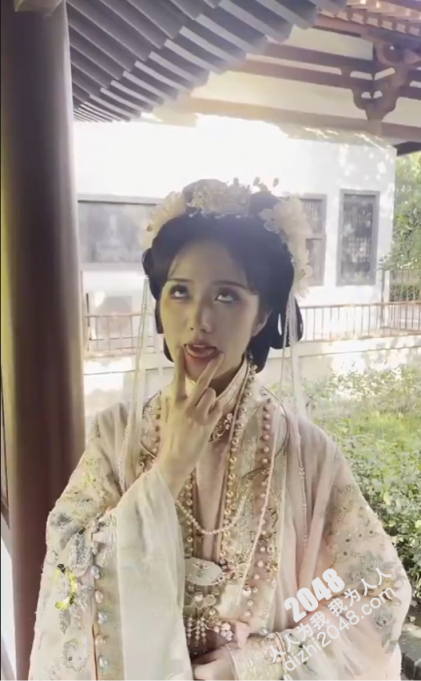 【優片】抖音大V反差女神各种场合漏出 约炮外表清纯 内心属实骚 无套啪啪