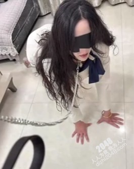 [MP4]会喷水的姐姐 把她栓着狗链 姐姐口塞像母狗简直